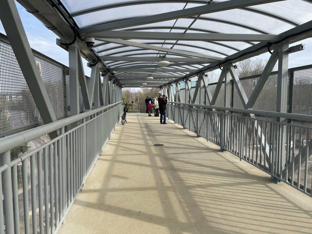 Piesi i rowerzyści zyskali bezpieczne przejście przez tory w Ciechanowie nad linią kolejową Warszawa-Trójmiasto. PLK SA z Gminą Miejską Ciechanów otworzyły wiadukt pieszo-rowerowy pomiędzy ulicami Marii Skłodowskiej-Curie i Ceramiczną. 