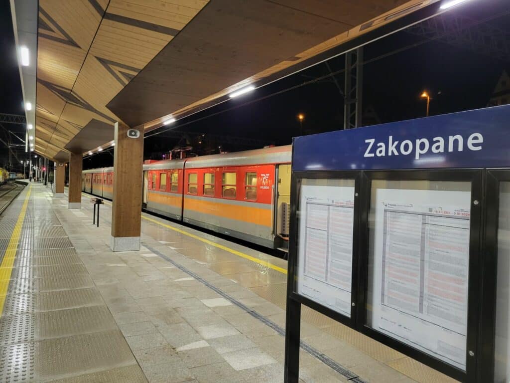 Deformacje torów na stacji kolejowej w Zakopanem, spowodowane nagłym wzrostem temperatur, zostały naprawione. Ruch kolejowy odbywa się bez przeszkód – poinformowała PAP Dorota Szalacha z zespołu prasowego PKP Polskie Linie Kolejowe S.A.