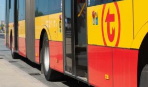 Warszawa/ Akt oskarżenia przeciwko kierowcy autobusu, w którym przytrzaśnięta została emerytka