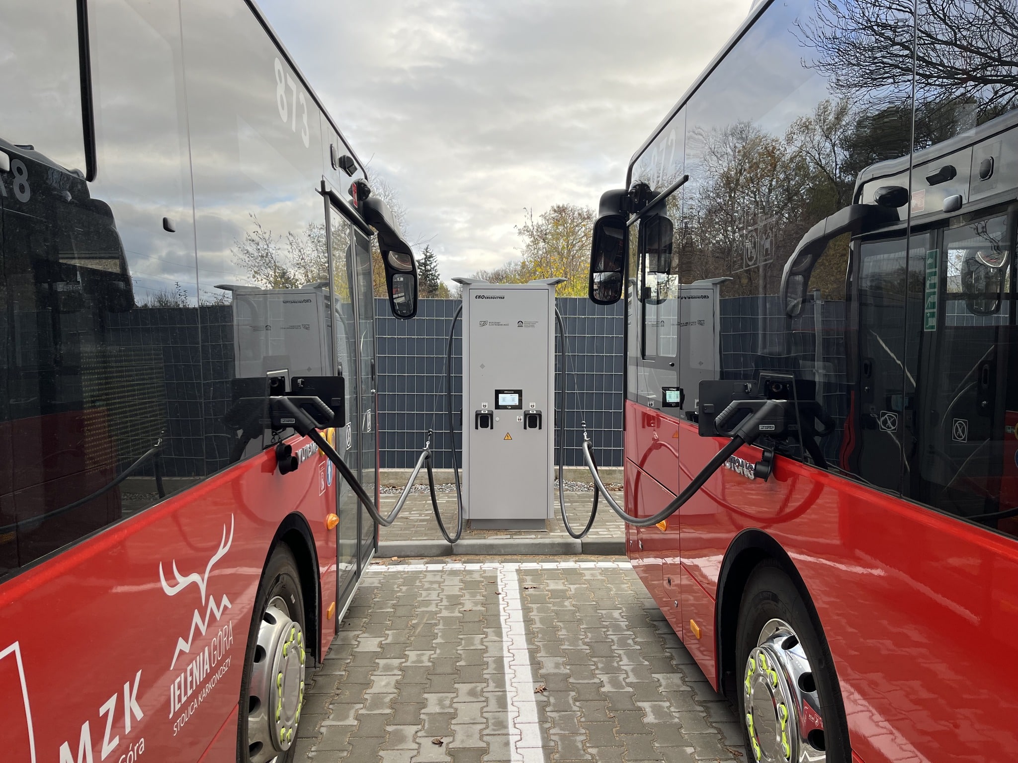 Infobus - MZK Jelenia Góra stawia na słońce. Przetarg na farmę fotowoltaiczną 275 kWp