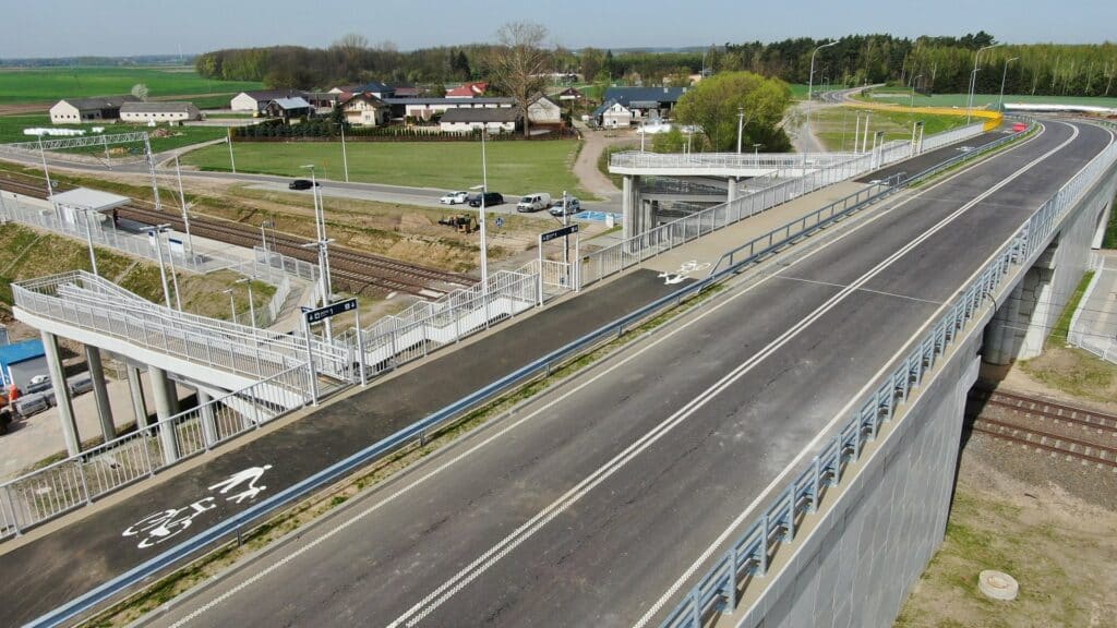 Kolejne dwupoziomowe skrzyżowania zwiększają bezpieczeństwo i usprawniają ruch na podlaskim odcinku trasy Rail Baltica.
