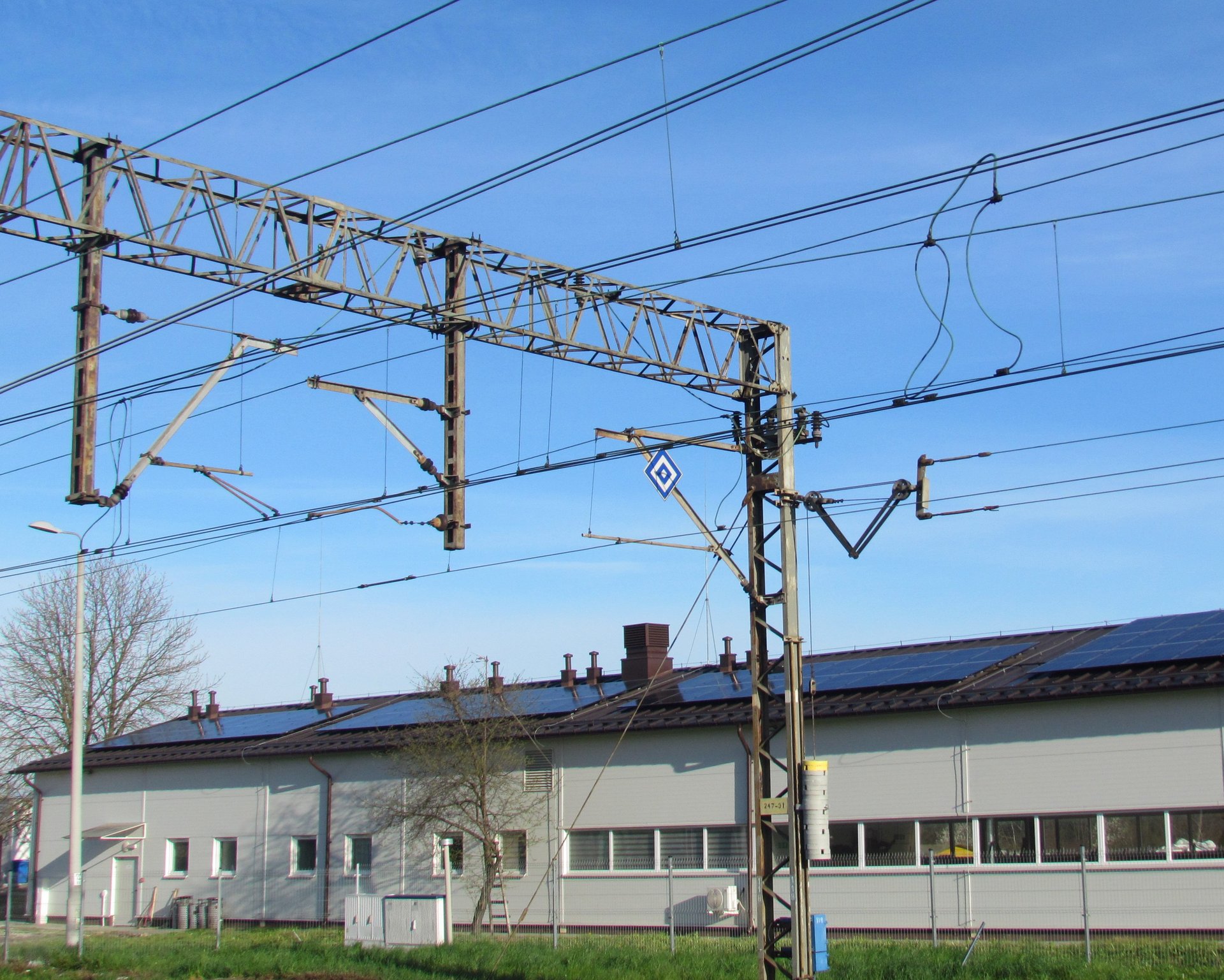 Na sieci kolejowej PKP Polskich Linii Kolejowych S.A. rośnie liczba instalacji fotowoltaicznych. Montowane są one na budynkach nastawni, lokalnych centrów sterowania ruchem oraz budynkach administracyjnych. 