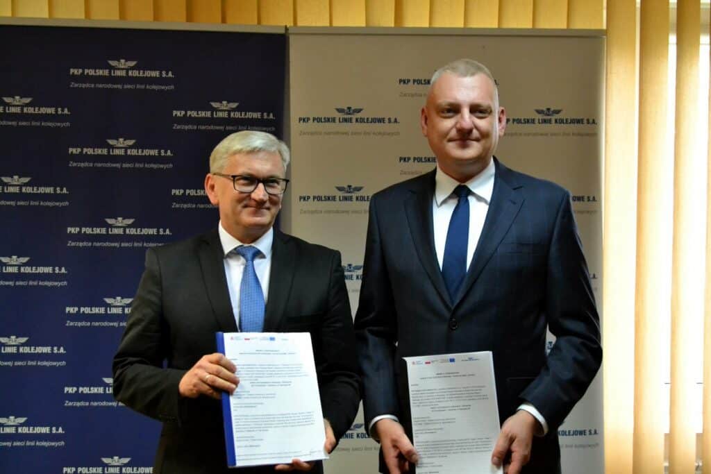Na trzech przejazdach kolejowo-drogowych między Dęblinem a Radomiem Głównym (lk26) zwiększy się poziom bezpieczeństwa. PKP Polskie Linie Kolejowe S.A. wymienią nawierzchnię torów. Zamontowana będzie nowa sieć trakcyjna na stacji Zajezierze.