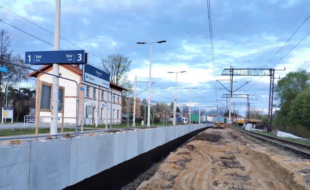Na trasie kolejowej między Tarnowem a Muszyną i Krynicą przebudowane zostaną perony na 13 stacjach i przystankach.