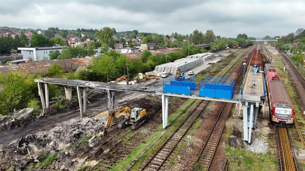 PKP Polskie Linie Kolejowe S.A. rozpoczęły realizację prac na olkuskiej stacji, które zapewnią podróżnym lepszą dostępność i wygodniejszą komunikację.