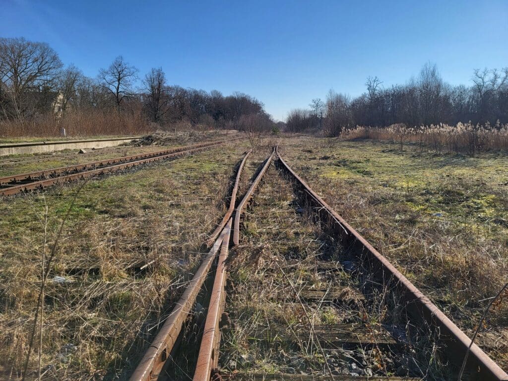 Po blisko 30 latach pociągiem dojedziemy do Lubska. PKP Polskie Linie Kolejowe S.A. podpisały umowę z wykonawcą na przygotowanie dokumentacji projektowej i realizację prac budowlanych na odcinku Lubsko – Bieniów.
