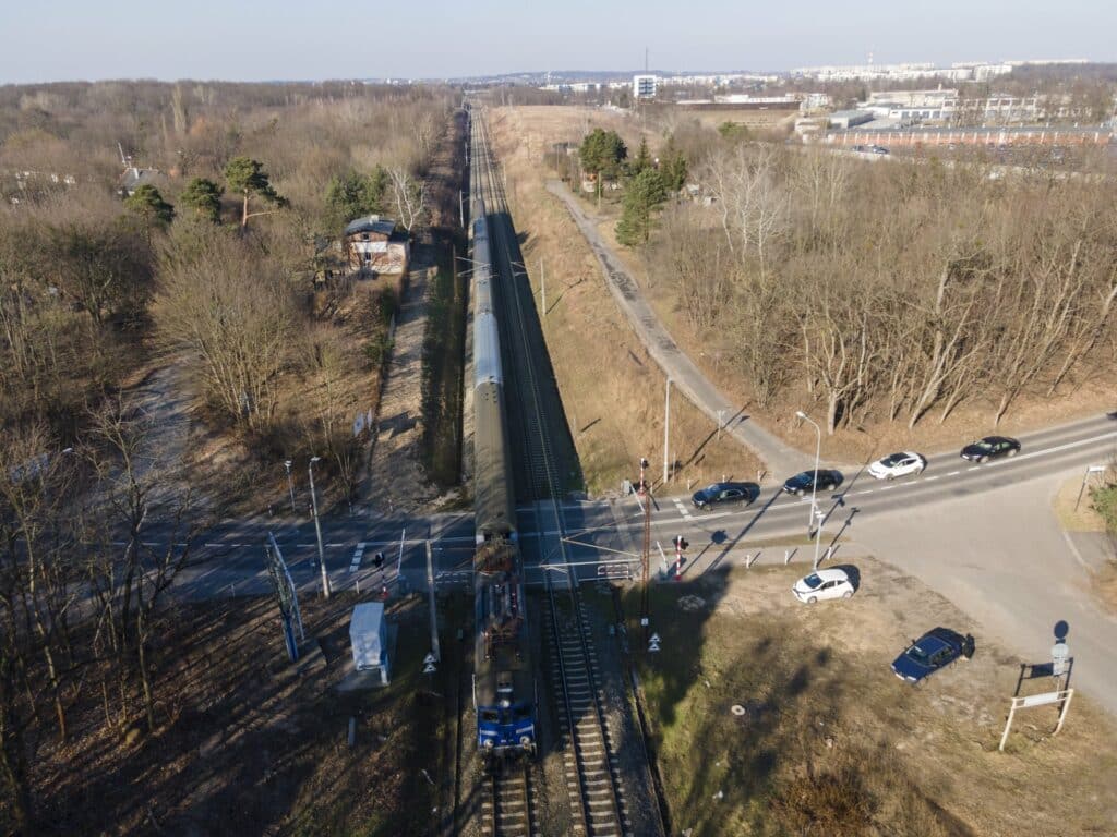 W Poznaniu powstanie nowe bezkolizyjne skrzyżowanie – wiadukt drogowy nad torami na ul. Golęcińskiej. Zwiększy się bezpieczeństwo w ruchu kolejowym i drogowym, zapewniona będzie dogodna komunikacja. 