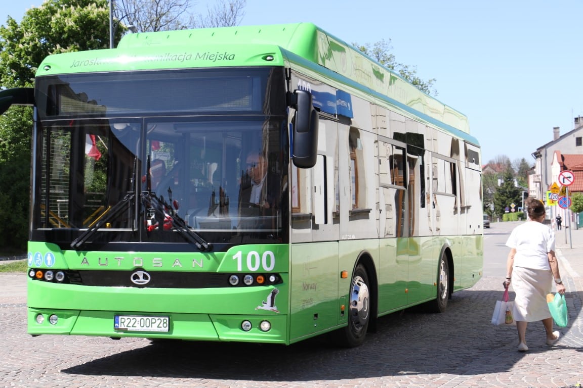 Infobus - Jarosław z elektrobusem MAXI. Wymagania zawężają wybór. Analiza SWZ