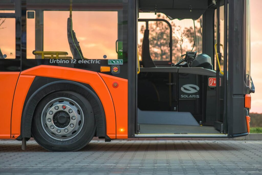 Jeden autobus elektryczny dla Pałecznicy z Polskiego Ładu. Solaris za drogi