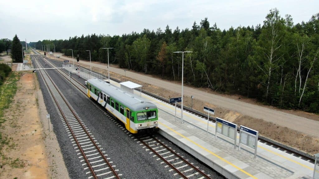 Przy stacjach w Łukowie i Chorzelach powstaną nowe parkingi foto: PKP PLK