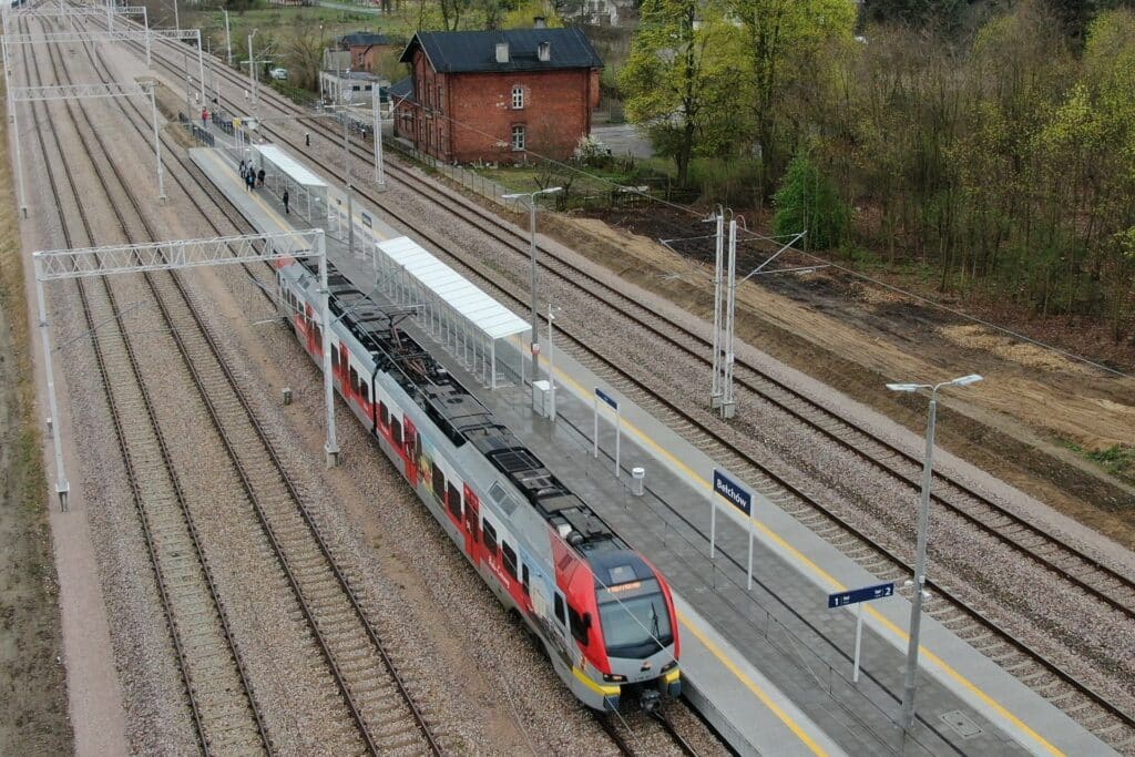 PKP Polskie Linie Kolejowe S.A. ogłosiły przetarg na modernizację odcinka Bełchów – Skierniewice. To ostatni etap przebudowy linii Skierniewice – Łowicz, którego efektem będzie większy komfort podróży oraz sprawniejsze i szybsze przejazdy pociągiem.