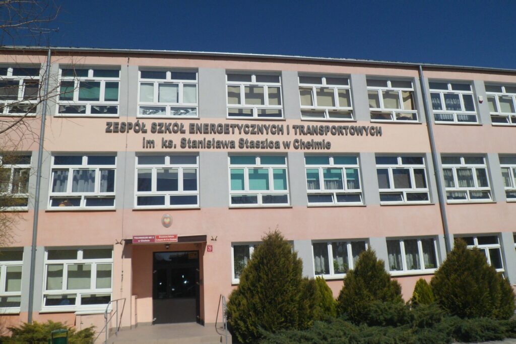 Uczniowie szkół współpracujących z PLK SA rozpoczęli wakacje. Przyszli dyżurni ruchu, automatycy sterowania ruchem, specjaliści budownictwa kolejowego oraz elektroenergetycy transportu szynowego z 51 szkół w Polsce mogą świętować swoje osiągnięcia. Za dobre wyniki w nauce Spółka przekazała 216 uczniom stypendia i możliwość pracy.