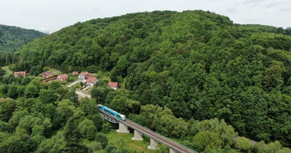 Już od roku pasażerowie jeżdżą górską linią kolejową ze Świdnicy do Jedliny-Zdroju foto: PKP PLK
