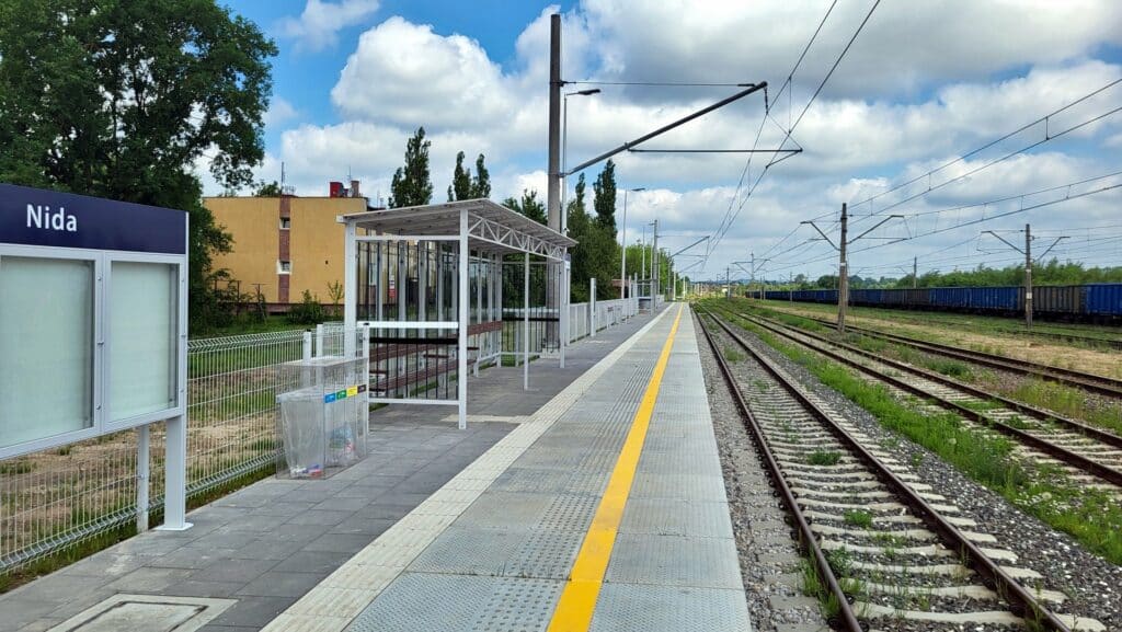 Nowe przystanki kolejowe będą dostępne dla podróżnych na linii Kielce – Busko-Zdrój – przekazała w piątek spółka PKP PLK. Od niedzieli pociągi będą się zatrzymywać w Nidzie i Stawianach Pińczowskich.