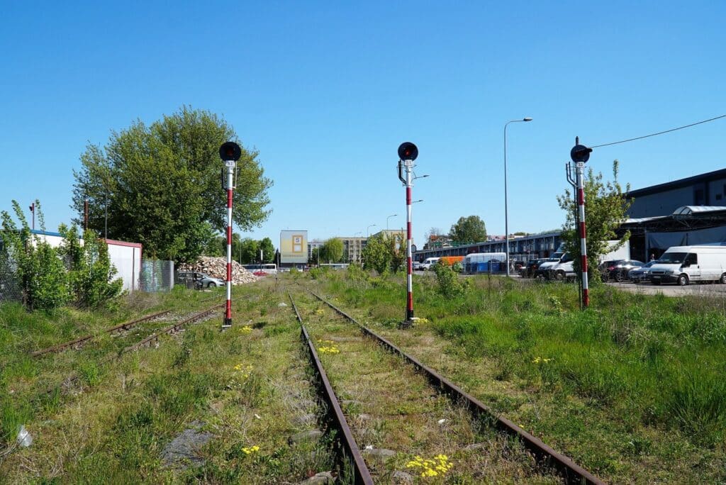 Oczekiwany od ponad trzydziestu lat powrót kolejowych połączeń pasażerskich do Łomży jest coraz bliżej. Mieszkańcy czterech gmin zyskają dostęp do pociągów z nowych peronów.