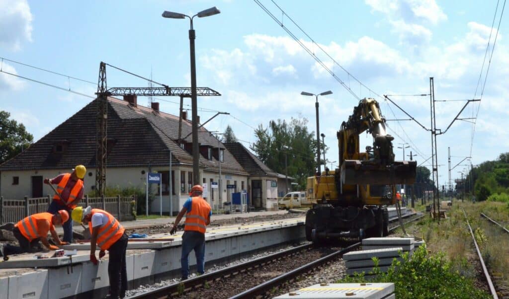 Prace przy modernizacji przystanków kolejowych w Zawadzkiem i Kolonowskim są na półmetku - poinformowało PAP biuro prasowe PKP PLK.