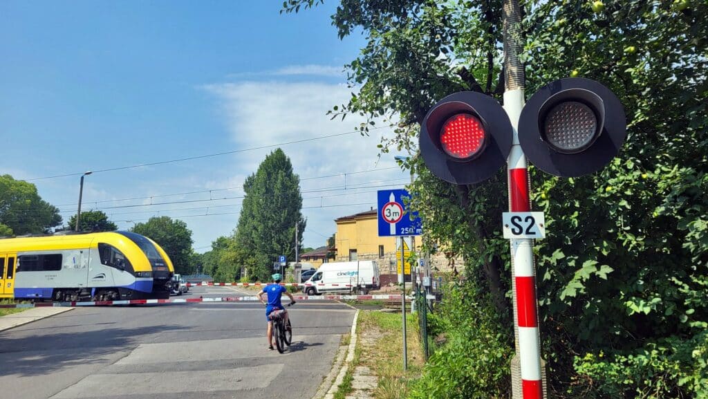 Dojazd pociągów do Krakowa od strony Kielc, Warszawy i Trójmiasta będzie sprawniejszy dzięki nowym urządzeniom sterowania ruchem. Kolejarze wymienią rozjazdy, kable i zainstalują nowe rogatki przy ul. Kamiennej.