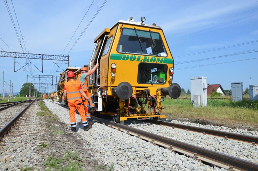 Podróż pociągiem z Wrocławia do Międzylesia poniżej 100 minut? To możliwe! PKP PLK podpisały umowy za ponad 117 mln zł na remont linii.