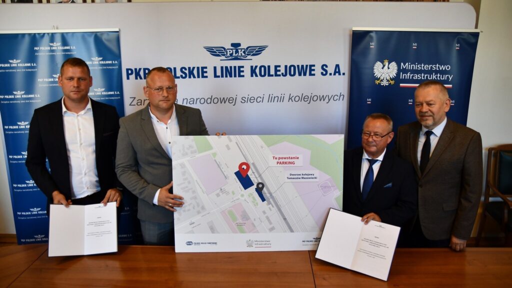 Mieszkańcy Tomaszowa Mazowieckiego zyskają możliwość wygodnej przesiadki z samochodów do pociągów. Przy stacji kolejowej PKP PLK wybuduje 88 nowych miejsc dla samochodów.
