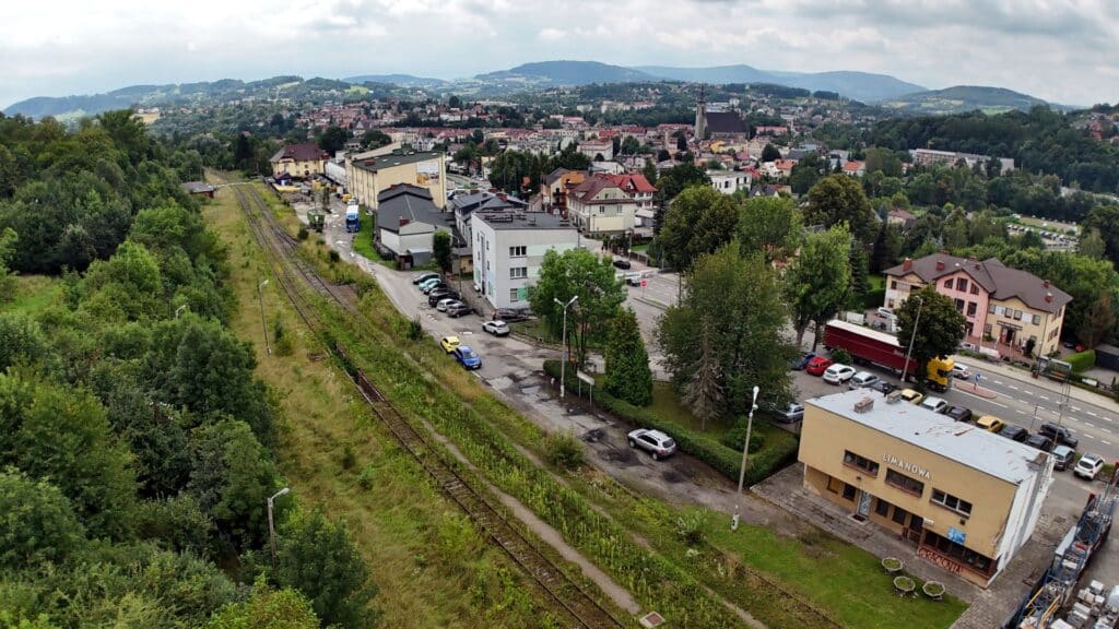 Kolej wraca do Limanowej. Podróżni zyskają wygodne perony i szybkie połączenie z Krakowem. PKP PLK wybudują nowe tory, mosty i wiadukty kolejowe.