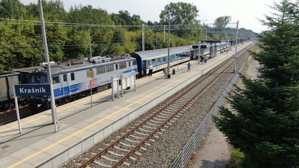 Na stacji w Kraśniku PKP PLK planują zamontować sieć trakcyjną nad torem nr 4. Elektryfikacja tego odcinka zwiększy przepustowość na trasie Lublin Główny – Stalowa Wola, co umożliwi większą liczbę kursów pociągów towarowych.