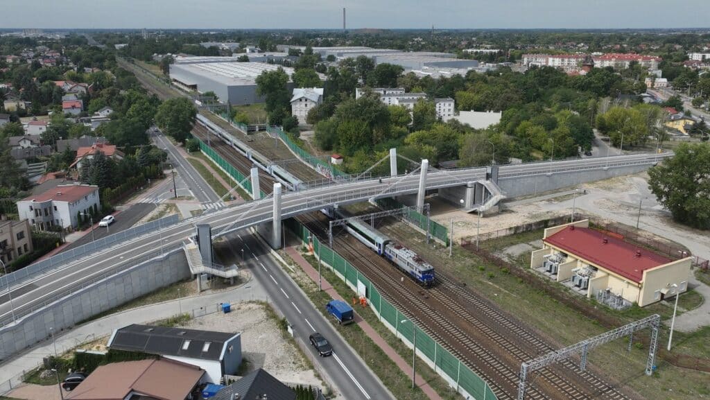 Mieszkańcy Pruszkowa mają powód do radości! Przy skrzyżowaniu ulic Grunwaldzkiej i Broniewskiego otwarto nowy wiadukt drogowy, który znacznie poprawi jakość komunikacji i bezpieczeństwo w tym rejonie.