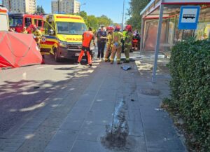 Warszawa/ Samochód wjechał w przystanek, dwie osoby nie żyją / fot. Policja