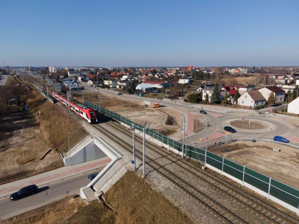PKP Polskie Linie Kolejowe S.A. rozpoczęły nabór wniosków do pierwszej fazy projektu "Poprawa bezpieczeństwa na skrzyżowaniach kolejowo-drogowych, w tym ich przebudowa na skrzyżowania dwupoziomowe" z dniem 5 sierpnia.