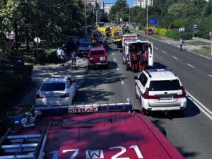 Warszawa: Samochód osobowy uderzył w przystanek autobusowy Woronicza 01 na którym znajdowali się oczekujący pasażerowie. Fot. M. Kondrowski