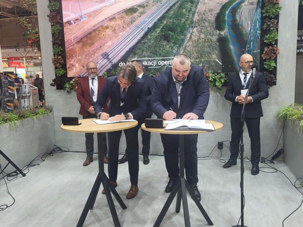 Podczas Międzynarodowych Targów Technologii Transportu InnoTrans w Berlinie, PKP Polskie Linie Kolejowe S.A. podpisały listy intencyjne dotyczące współpracy w zakresie stworzenia w Polsce poligonu FRMCS.