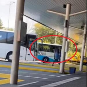 Nie mógł pogodzić się z odjazdem partnerki. Wybił szybę w autobusie