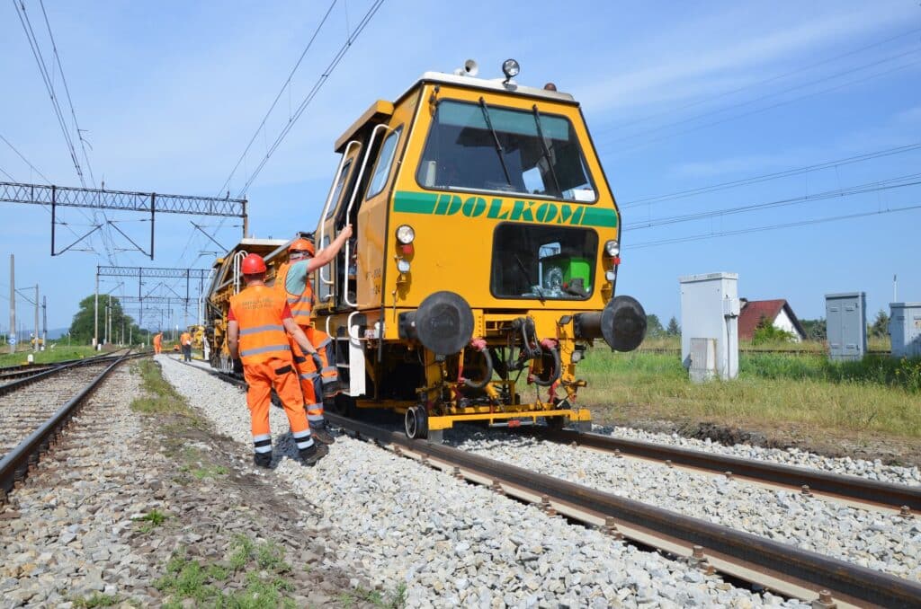 Zakończyły się remont linii kolejowej Wrocław – Międzylesie na odcinku Smardzów Wrocławski- Żurawina. Na zmodernizowanym fragmencie trasy pociągi mogą rozwijać prędkość do 120 km/h; w grudniu podróż koleją z Wrocławia do Międzylesia będzie trwała poniżej 100 minut – podały PKP PLK.