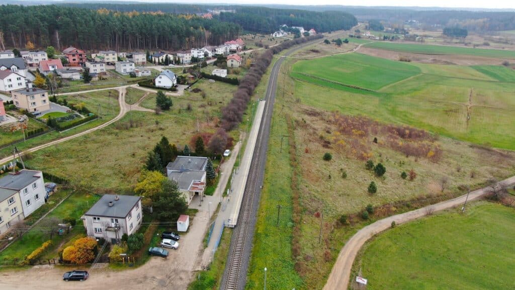 PKP Polskie Linie Kolejowe rozpoczęły realizację kluczowego projektu modernizacji linii kolejowej nr 201, łączącej Bydgoszcz z Trójmiastem. Pierwszy etap inwestycji obejmuje odcinek z Somonina do Gdańska Osowej oraz elektryfikację linii nr 229 z Glincza do Kartuz.
