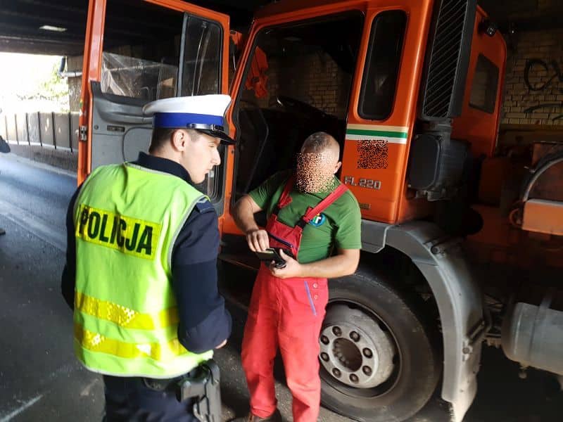 Ciężarówka uderzyła w wiadukt. Nie kursują pociągi zdjęcie ilustracyjne/foto: Policja