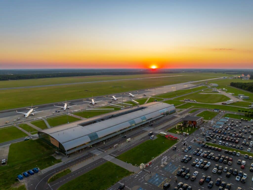 Inforail - PKP PLK ogłosiły przetarg na budowę linii kolejowej do lotniska w Modlinie