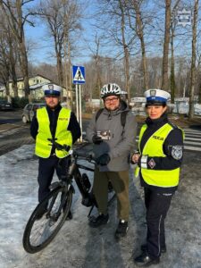 Aby zwiększyć bezpieczeństwo na drogach, policjanci z żywieckiej drogówki przeprowadzili akcję „Bezpieczny cyklista” oraz „Bezpieczny pieszy”