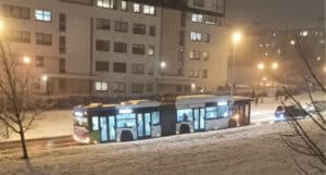 Z powodu opadów w Szczecinie w czwartek wieczorem kilka linii autobusowych kursuje z problemami. / fot. Czytelnik Dawid