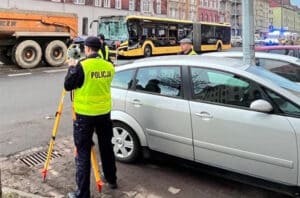 Gliwice/ Autobus uderzył w ciągnik rolniczy – 14 osób rannych, w tym 2 poważnie