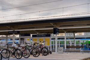 Przetarg „Dostawa i montaż stojaków rowerowych oraz ławek na obszarze działania Zakładu Linii Kolejowych w Opolu”.