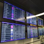 Na Lotnisko Chopina w Warszawie przylatują samoloty, pasażerowie są odprawiani