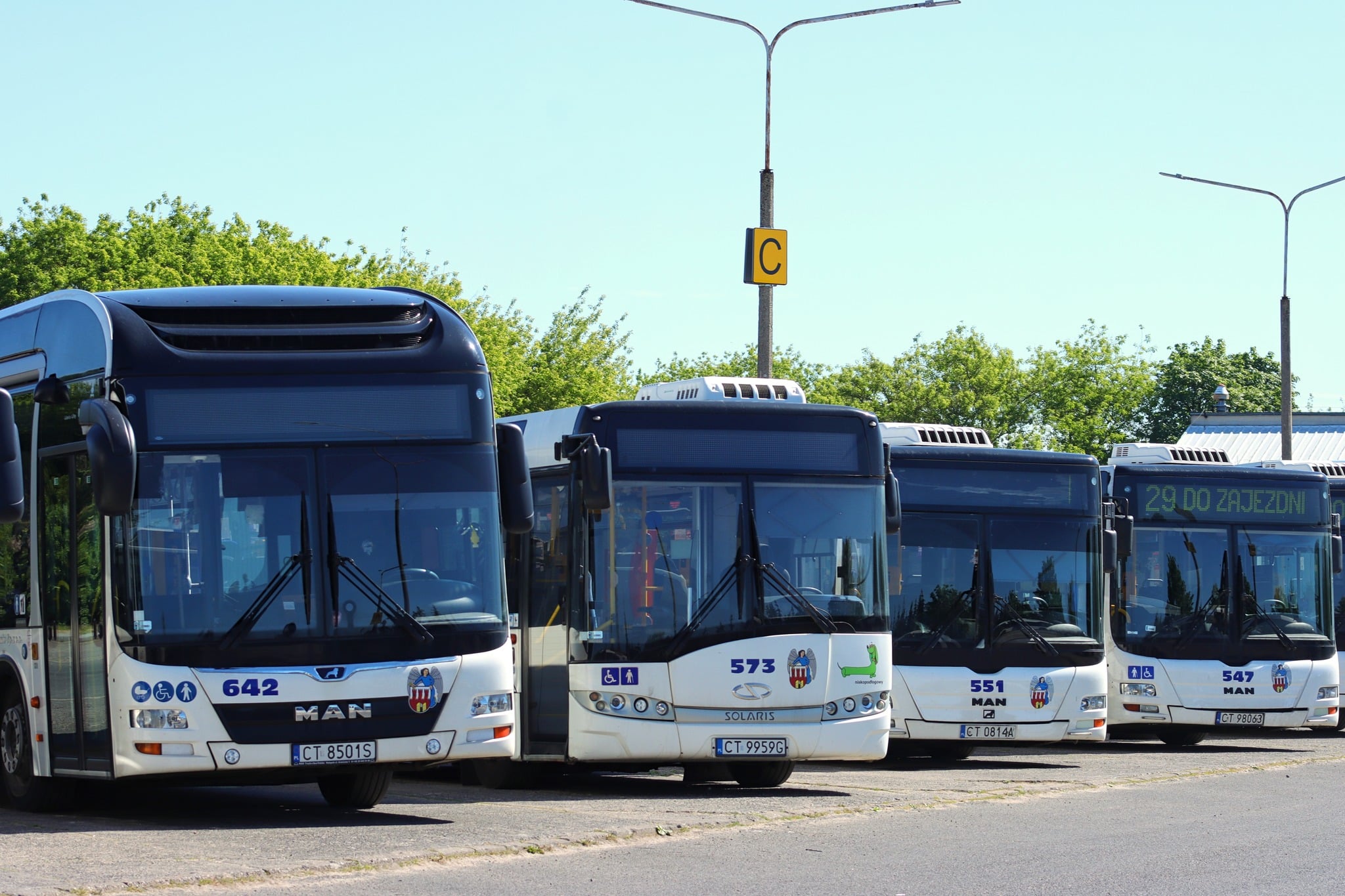 Infobus - Miękkie hybrydy dla MZK Toruń: Kryteria techniczne wskazują faworyta. Analiza SWZ