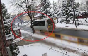 Skrajna nieodpowiedzialność kierowcy autobusu – omal nie doszło do tragedii na przejściu dla pieszych