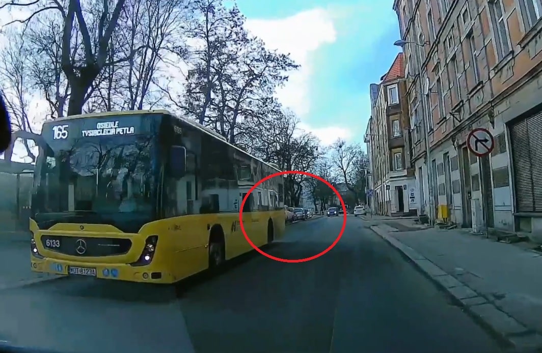 Infobus - Chorzów: Dziecko wybiegło zza autobusu – wprost pod auto. Mama z mandatem