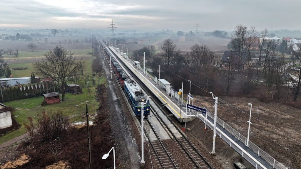 PKP PLK testują nawierzchnię do zadań specjalnych. W Krakowie foto: PKP PLK
