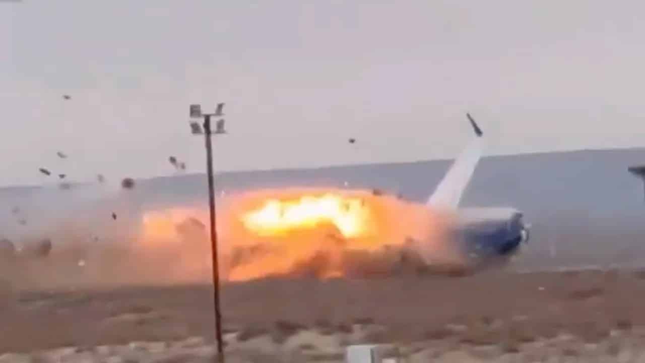 Infoair - Kazachstan ma wstępny raport o katastrofie azerskiego samolotu. „Obiekty zewnętrzne”