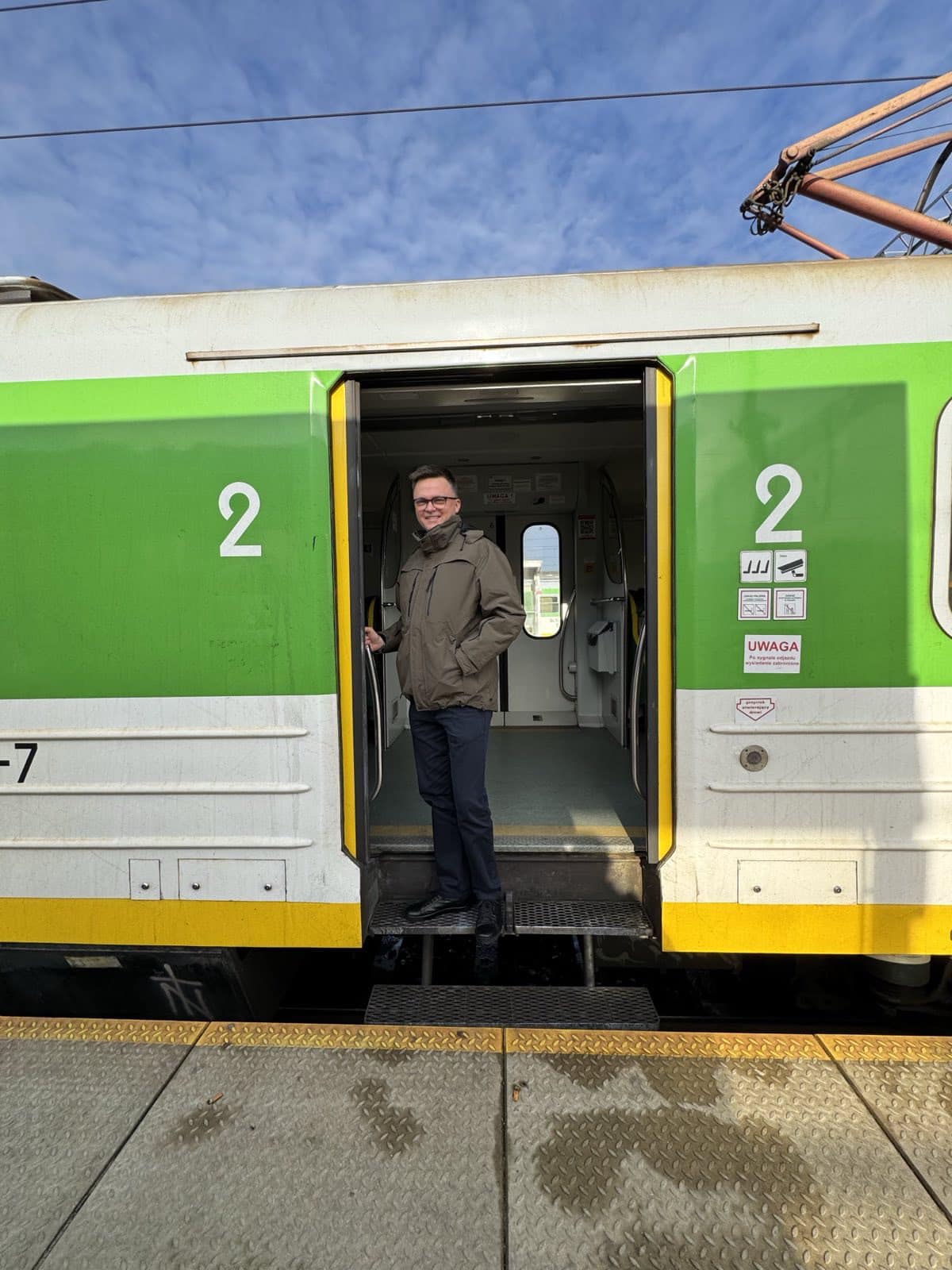 Inforail - Szymon Hołownia na stacji kolejowej w Ostrołęce pyta o … kolej w Polsce