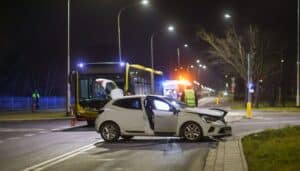 Wypadek we Wrocławiu, autobus MPK zderzył się z osobówką. Są ranni