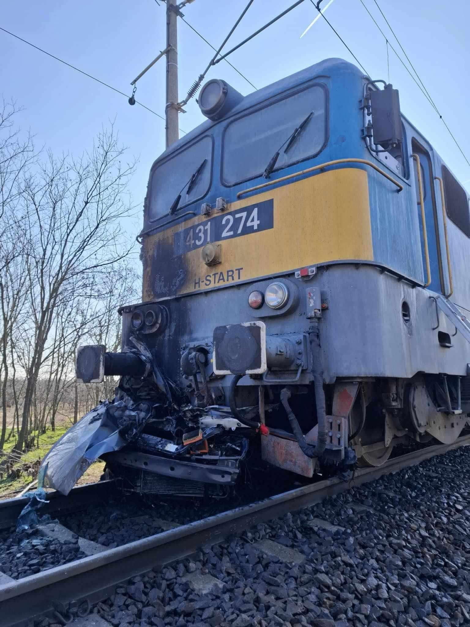 Inforail - Pożar lokomotywy po zderzeniu z samochodem na przejeździe kolejowym