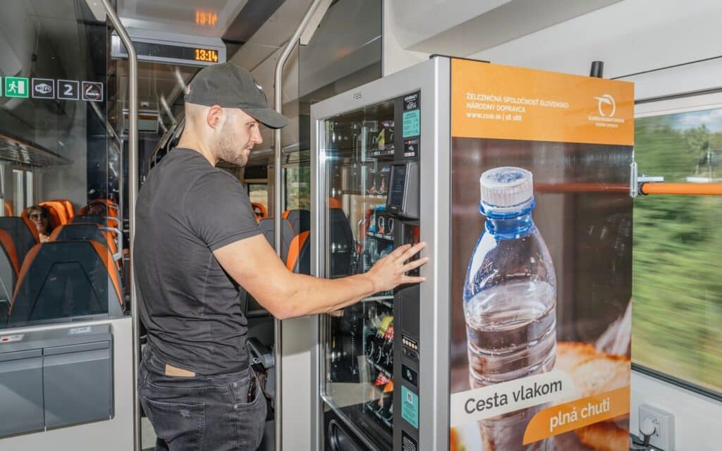 Automat z przekąskami w pociągu ZSSK