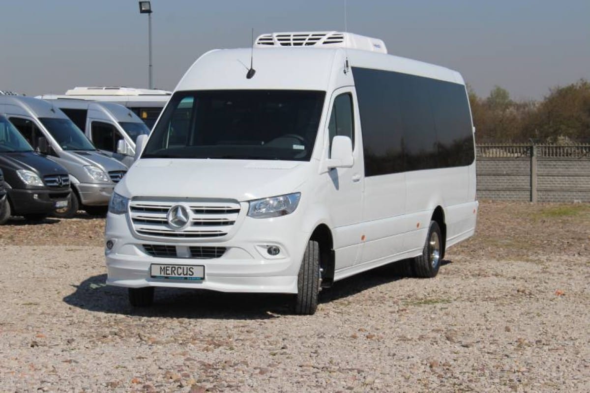 Infobus - Uniwersytet Opolski zamawia nowy autobus turystyczny. Z szybką dostawą